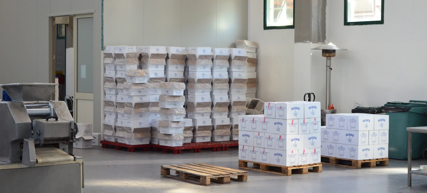 Interno del laboratorio Canol Sud con produzione e confezioni